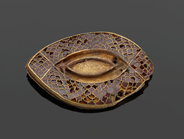 543 Eye-shaped mount in gold and garnet cloisonné [K843]
