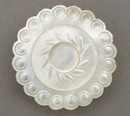 1953F15 Pearl button with scalloped outline