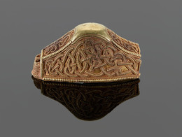 10 Sword pommel in gold of cocked-hat form [K359]