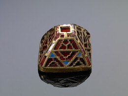 572 Pyramid-fitting for sword in gold with garnet and glass cloisonné [K377]