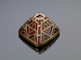 572 Pyramid-fitting for sword in gold with garnet and glass cloisonné [K377]