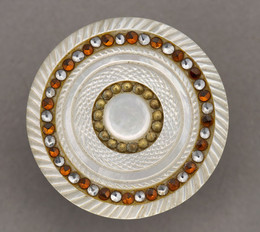 1953F228 Pearl button with concentric carved and engraved decoration.