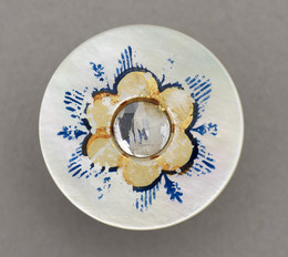 1953F252 Floral decorated pearl button