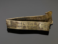 540 Strip-mount in gold with Latin inscriptions [K550]